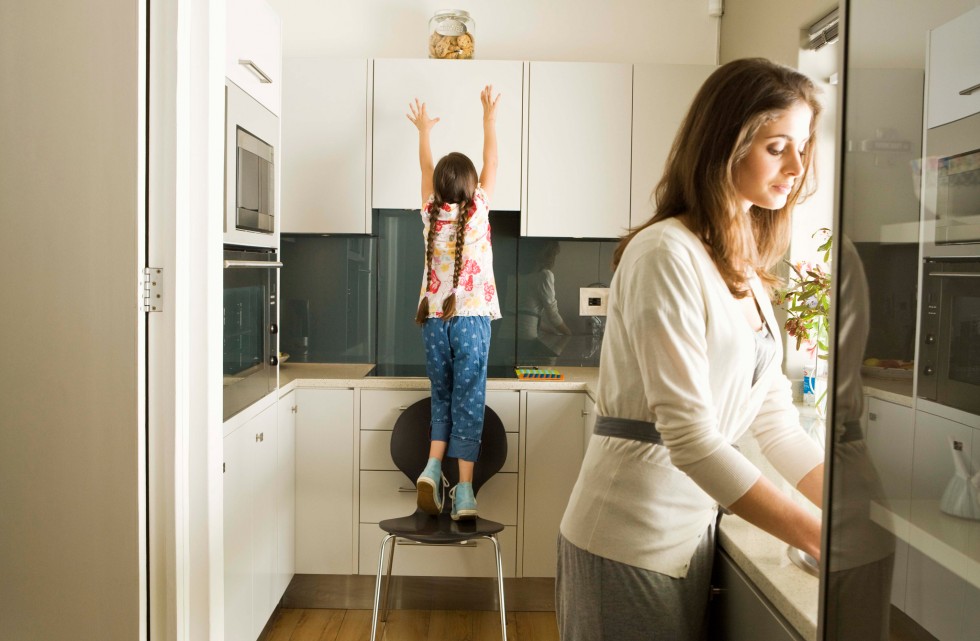 My mom is in the kitchen sexy. Girl can't reach top shelf. Forced kitchen. Посудомоечная машина семья. Forced kitchen.