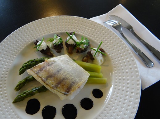 (Photo-7)-Filet-de-sandre-au-Pinot-noir-de-Toul,-m--orilles-étuvées-au-cerfeuil-et-asperges-vertes.