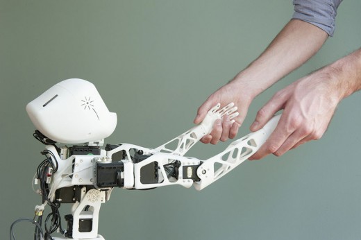 Poppy, est une plateforme robotique humanoïde bio-inspirée, pour l'apprentissage de la marche et l'interaction physique homme-robot.