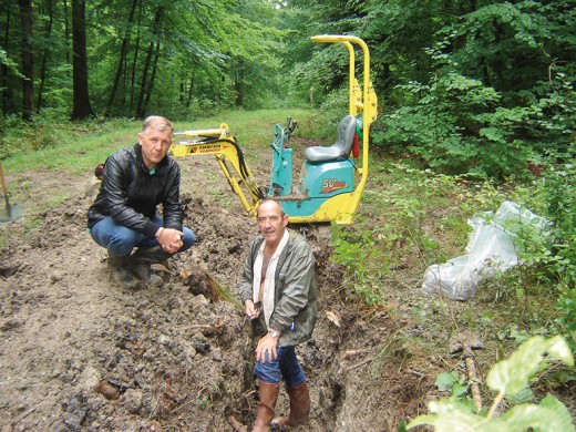 Philippe Sugg et GÃ©rard Louis au moment de la dÃ©couverte des corps des Poilus en 2014 - CrÃ©dits P.S. - G.L.