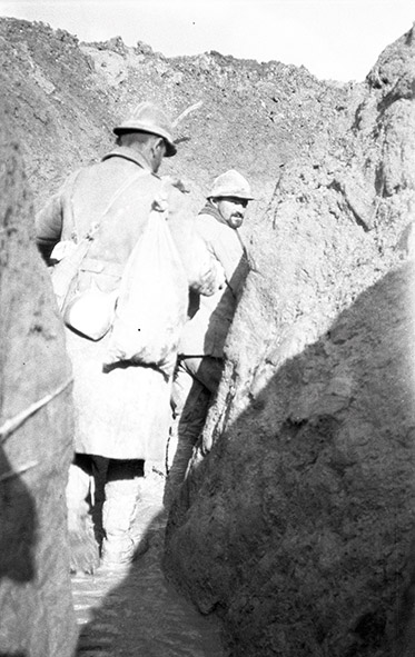 soldats français dans une tranchee - 1916 ou 1917_ Champagne ou rive gauche de Verdun - Coll Memorial Verdun