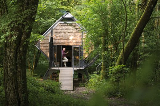 - VENTS DES FORETS - OEUVRE : LES MAISONS SYLVESTRE : LE NICHOIR Les Maisons Sylvestres sont situées au coeur du département de la Meuse, en Lorraine, à 1 heure de Paris par le TGV Est européen (gare Meuse TGV), dans 5000 hectares de forêt, à proximité des villages de Dompcevrin, Fresnes-au-Mont, Lahaymeix, Nicey-sur-Aire, Pierrefitte-sur-Aire et Ville-devant-Belrain. Fort de dix-sept années de création artistique sur 45 km de sentiers, Le Vent des Forêts initie avec Les Maisons Sylvestres de Matali Crasset un projet pour les aventuriers, amateurs d'art et de nature en quête d'essentiel. Les quatre maisons sont conçues comme des oeuvres d'art à habiter au milieu des bois, pour se reposer, rêver, manger, observer et vivre une étape essentielle sur les sentiers du Vent des Forêts. Cette commande publique conduite sous la maîtrise d'ouvrage du Vent des Forêts, a reçu le soutien du ministère de la Culture et de la Communication, du Fonds National d'Aménagement et de Développement du Territoire, du Conseil général de la Meuse, du Conseil régional de Lorraine, de la Codecom Entre Aire et Meuse, de l'Europe au titre du Fonds Européen Agricole pour le Développement Rural (FEADER) et de la Fondation RTE. Ces créations sont le fruit d'une collaboration entre la designer Matali Crasset, des artisans et des fournisseurs locaux CRÉDIT PHOTO : Guillaume RAMON