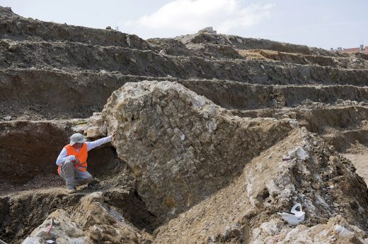 Un archéologue au côté d'un vestige de la fortification démantelée au XVIIe siècle - Crédit photos  Annie Viannet Inrap