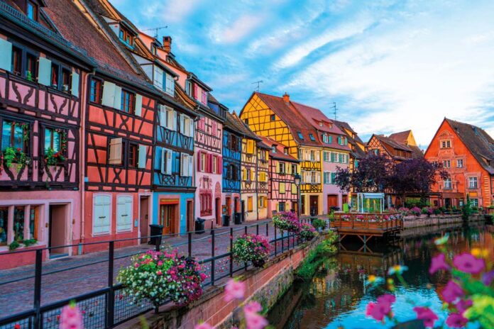Spectacular,Colorful,Traditional,French,Houses,On,The,Side,Of,River
