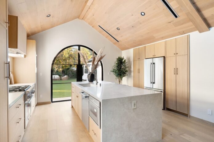 Modern,Kitchen,Interior,With,Wooden,Cabinetry,,High,Ceiling,,And,Large