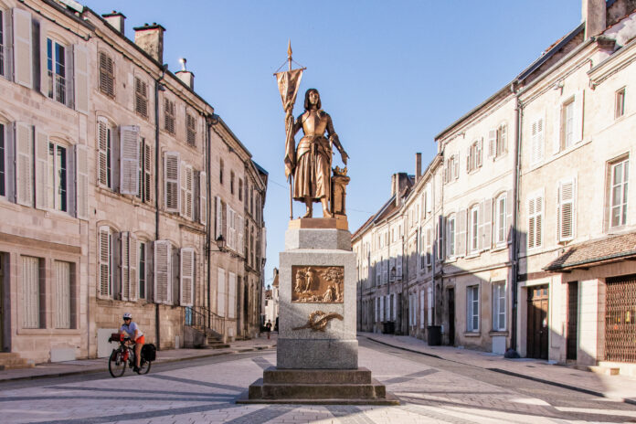 Neufchâteau-placeJeanned'Arc-paysage - ©UnMondeàVélo - 22-08-2027
