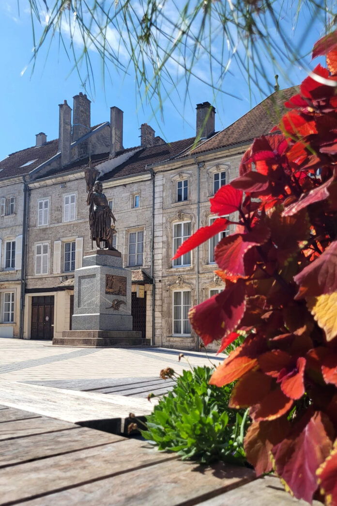 neufchateau-automne-2024_place-jean ne-darc-1_©Ouest-Vosges-Tourisme