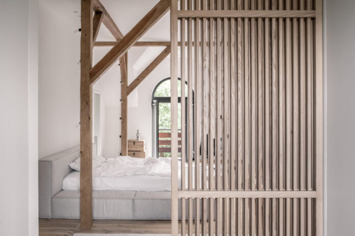 Modern,Bedroom,With,White,Walls,,Parquet,,Wooden,Beams,And,A